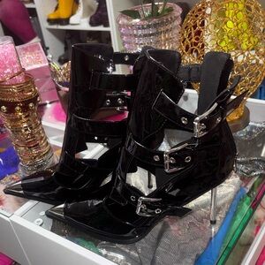 AZALEA WANG Sleek & Sexy Black Patent Booties.
New no box never worn.